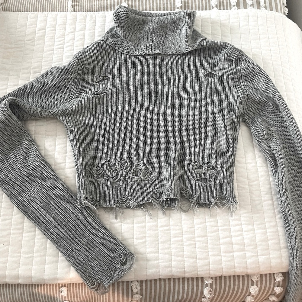 Signature 8 cropped gray sweater